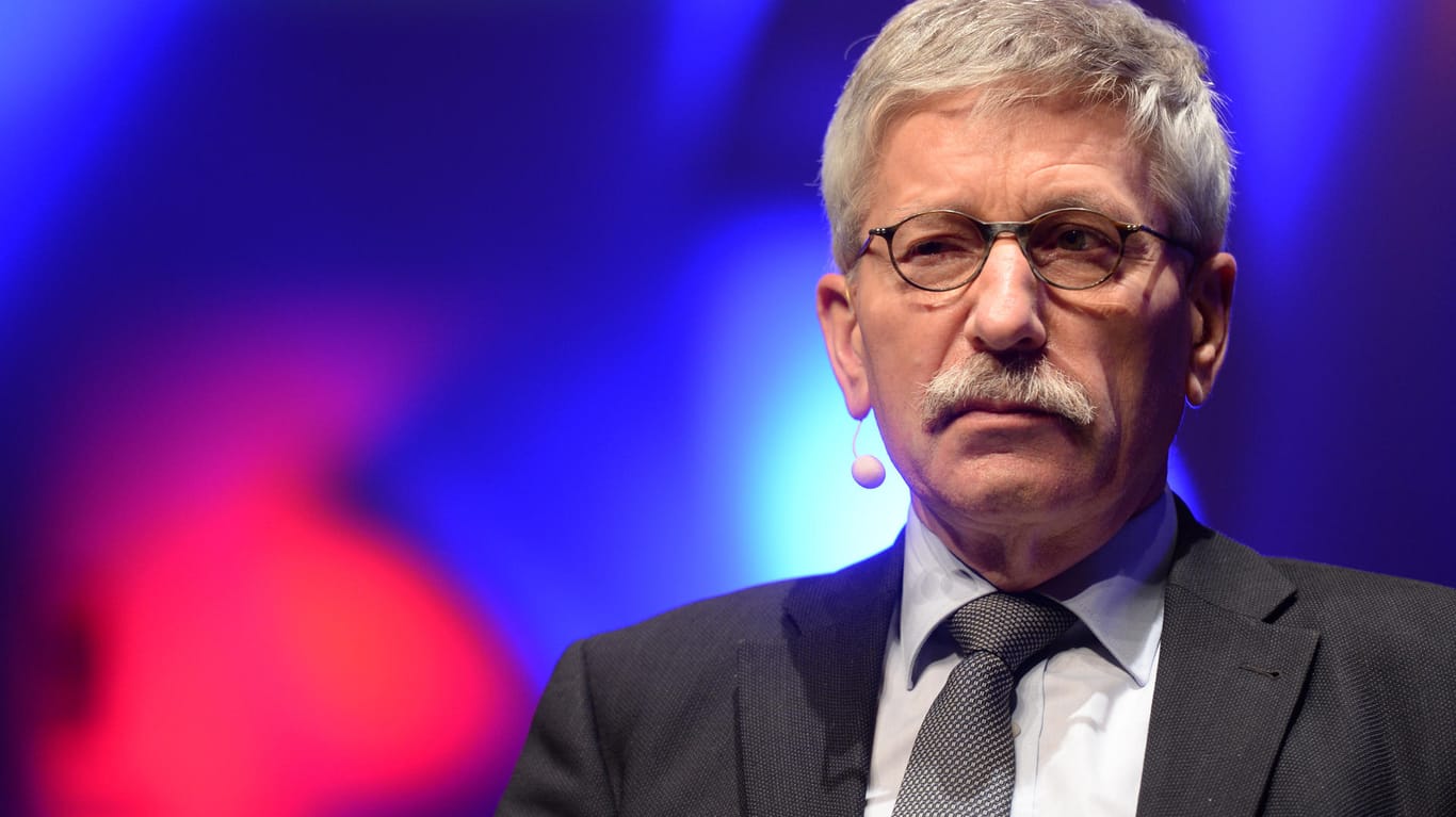 Der frühere SPD-Politiker und umstrittene Bestsellerautor Thilo Sarrazin setzt sich bei RTL auf den "Heißen Stuhl".