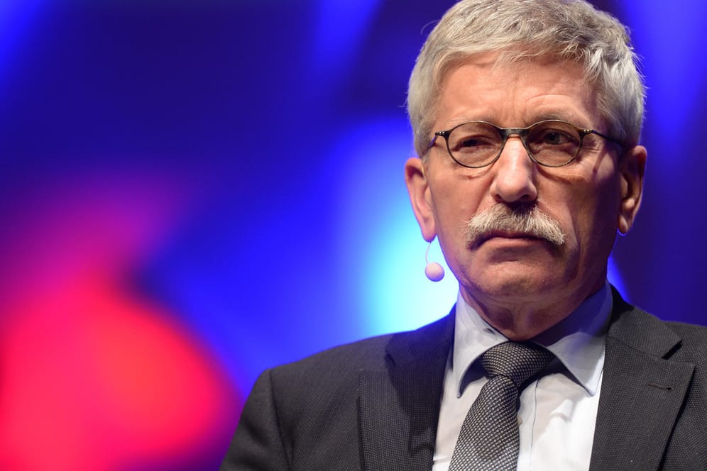 Der frühere SPD-Politiker und umstrittene Bestsellerautor Thilo Sarrazin setzt sich bei RTL auf den "Heißen Stuhl".