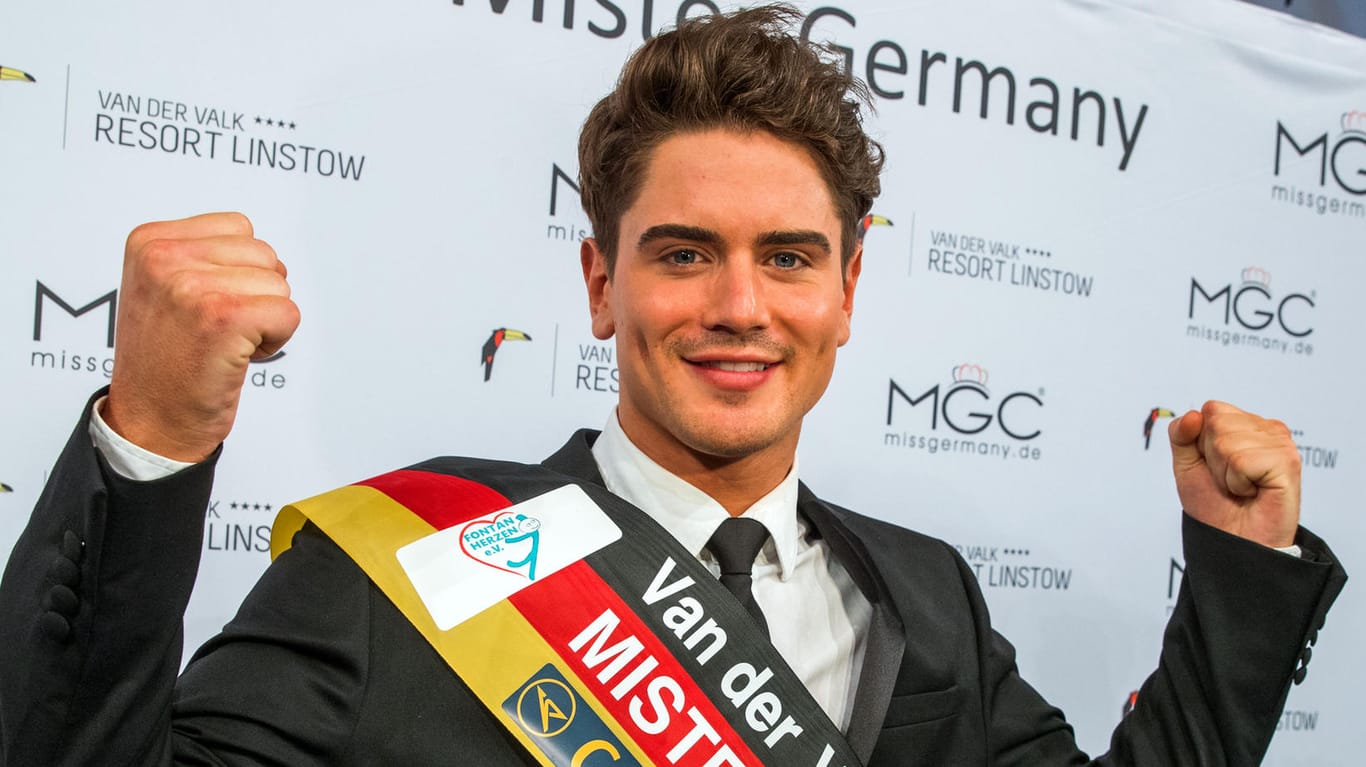 Der 23 Jahre alte Dominik Bruntner jubelt nach der Wahl zum "Mister Germany 2017".