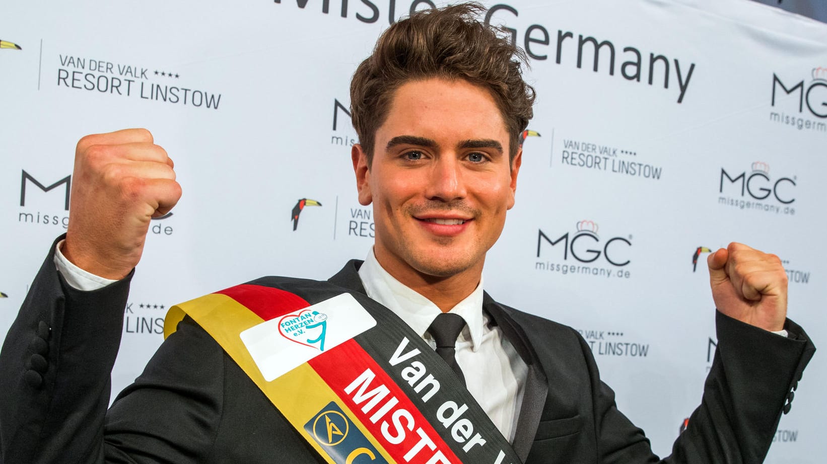 Der 23 Jahre alte Dominik Bruntner jubelt nach der Wahl zum "Mister Germany 2017". Der 23 Jahre alte Dominik Bruntner jubelt nach der Wahl zum "Mister Germany 2017".