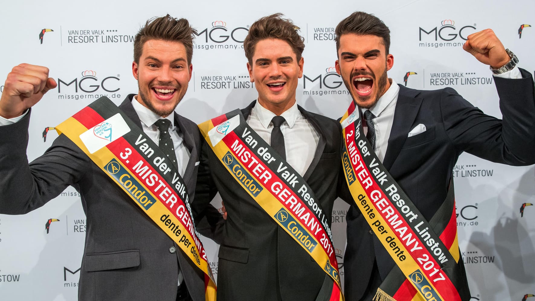 Dominik Bruntner (m) gemeinsam mit dem Zweitplazierten Dustin Jobst (r) und dem Drittplazierten Geraud Bergemann (l) bei der "Mister Germany"-Wahl.