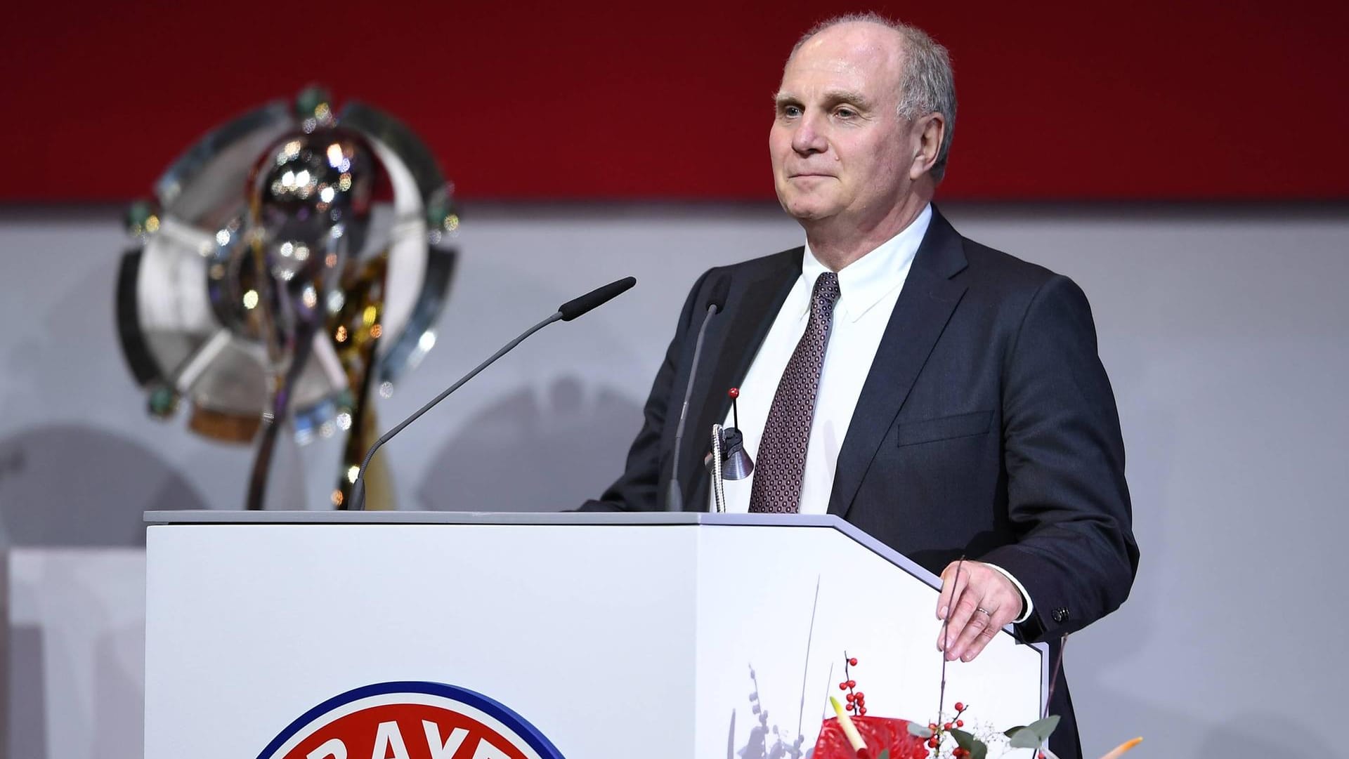 Bayern-Präsident Uli Hoeneß geht von einer baldigen Vertragsverlängerung von Robert Lewandowski und Arjen Robben aus. Bayern-Präsident Uli Hoeneß geht von einer baldigen Vertragsverlängerung von Robert Lewandowski und Arjen Robben aus.