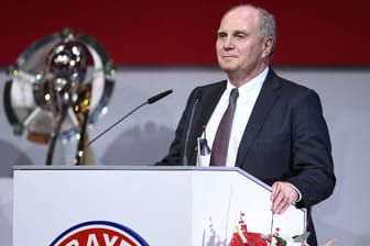Bayern-Präsident Uli Hoeneß geht von einer baldigen Vertragsverlängerung von Robert Lewandowski und Arjen Robben aus.