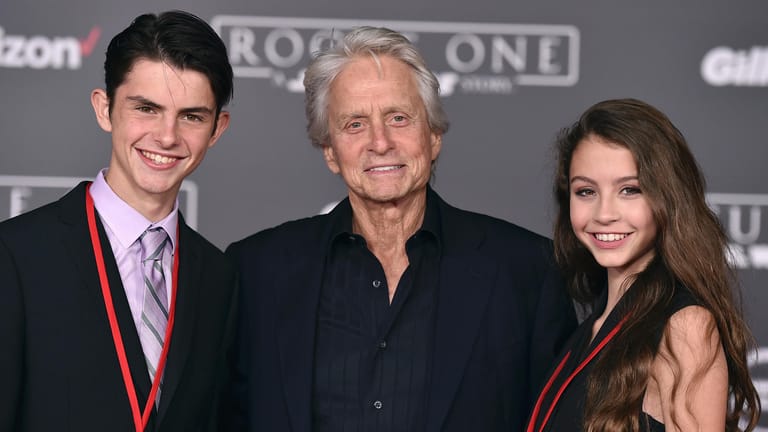 Hollywoodstar Michael Douglas kam mit seinen Kindern Dylan (links) und Carys (rechts) zur Weltpremiere von "Rogue One".