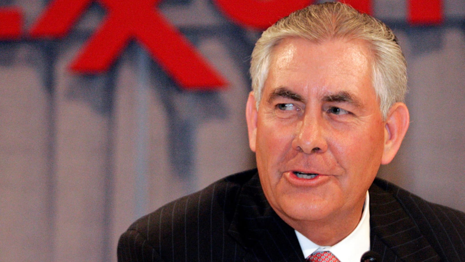 Rex Tillerson vor dem Logo des von ihm geführten Ölkonzerns ExxonMobile.