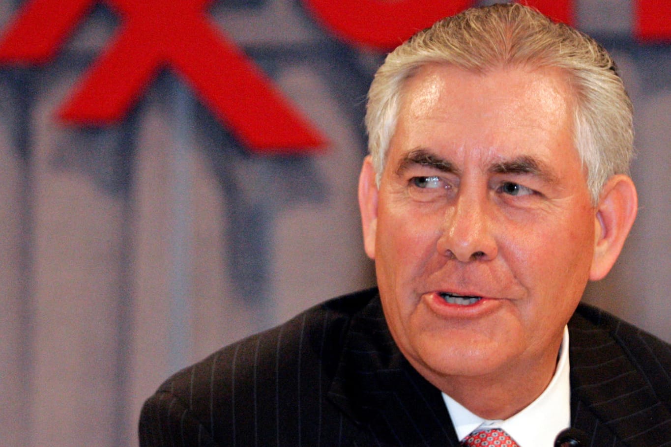 Rex Tillerson vor dem Logo des von ihm geführten Ölkonzerns ExxonMobile.