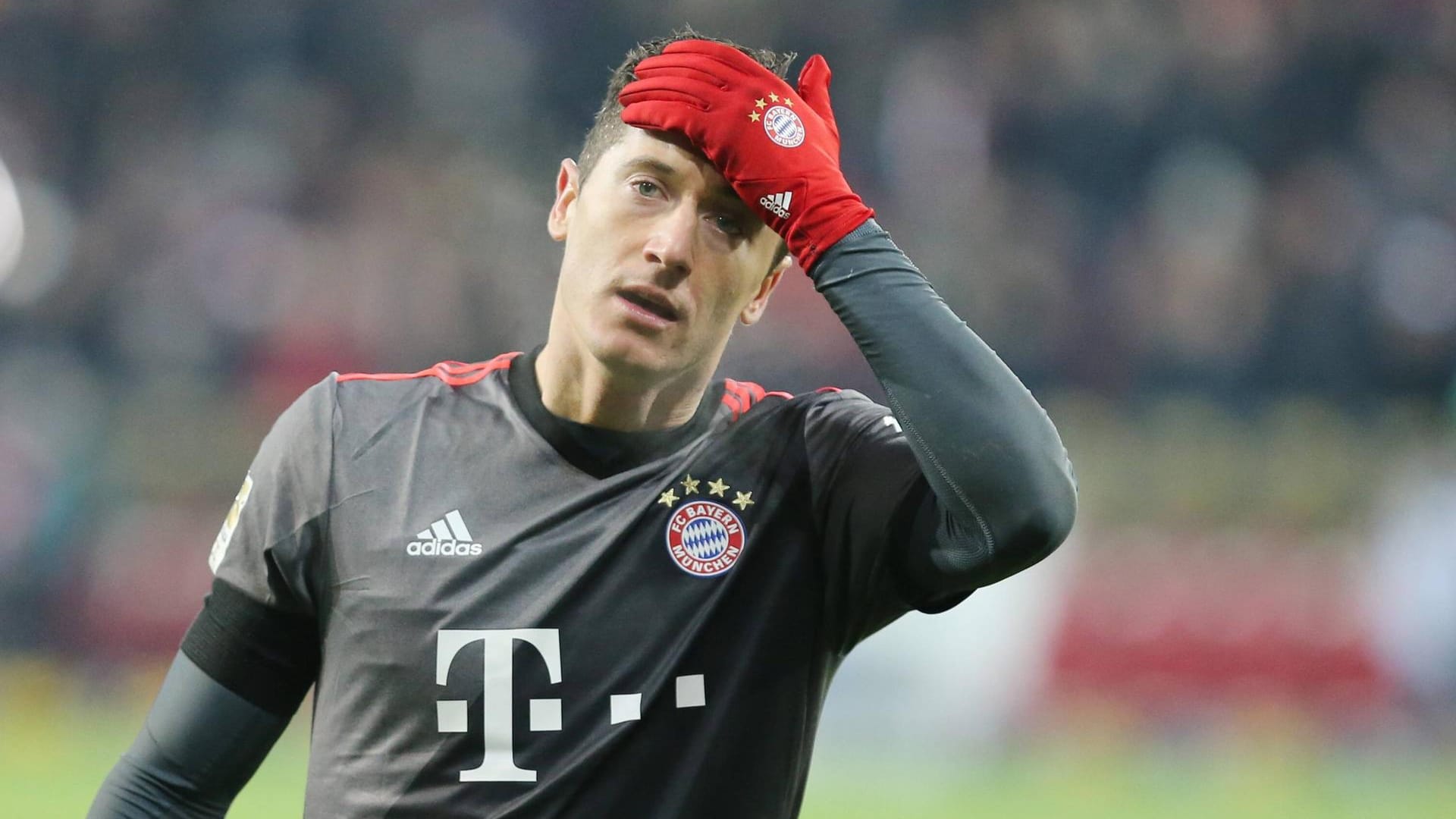 Robert Lewandowski vom FC Bayern München setzt sich kritisch mit der Wahl auseinander. Robert Lewandowski vom FC Bayern München setzt sich kritisch mit der Wahl auseinander.