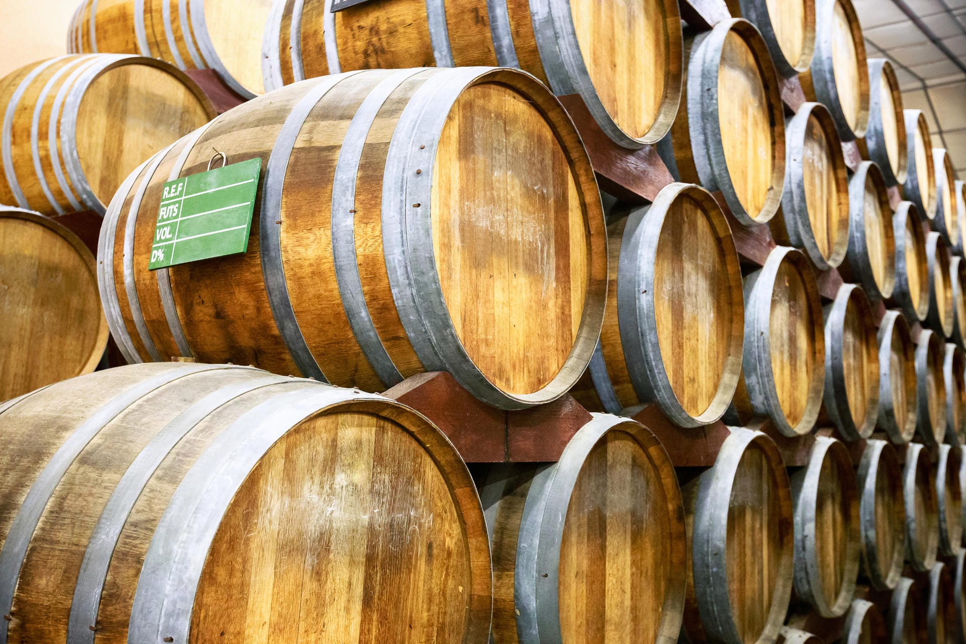 Cognac reift in Eichenfässern, wie alt ein Cognac ist, bestimmt die Zeit im Eichenfass, da die Reifung mit der Abfüllung abgeschlossen ist.
