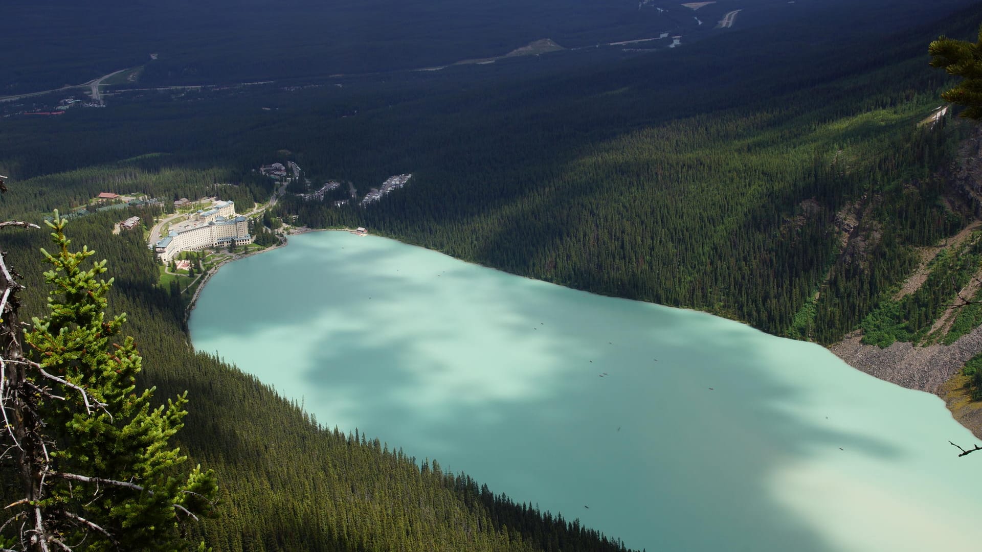 Die Farbe des Lake Louise ist je nach Gehalt des "Rock Flour" jedes Mal unterschiedlich.