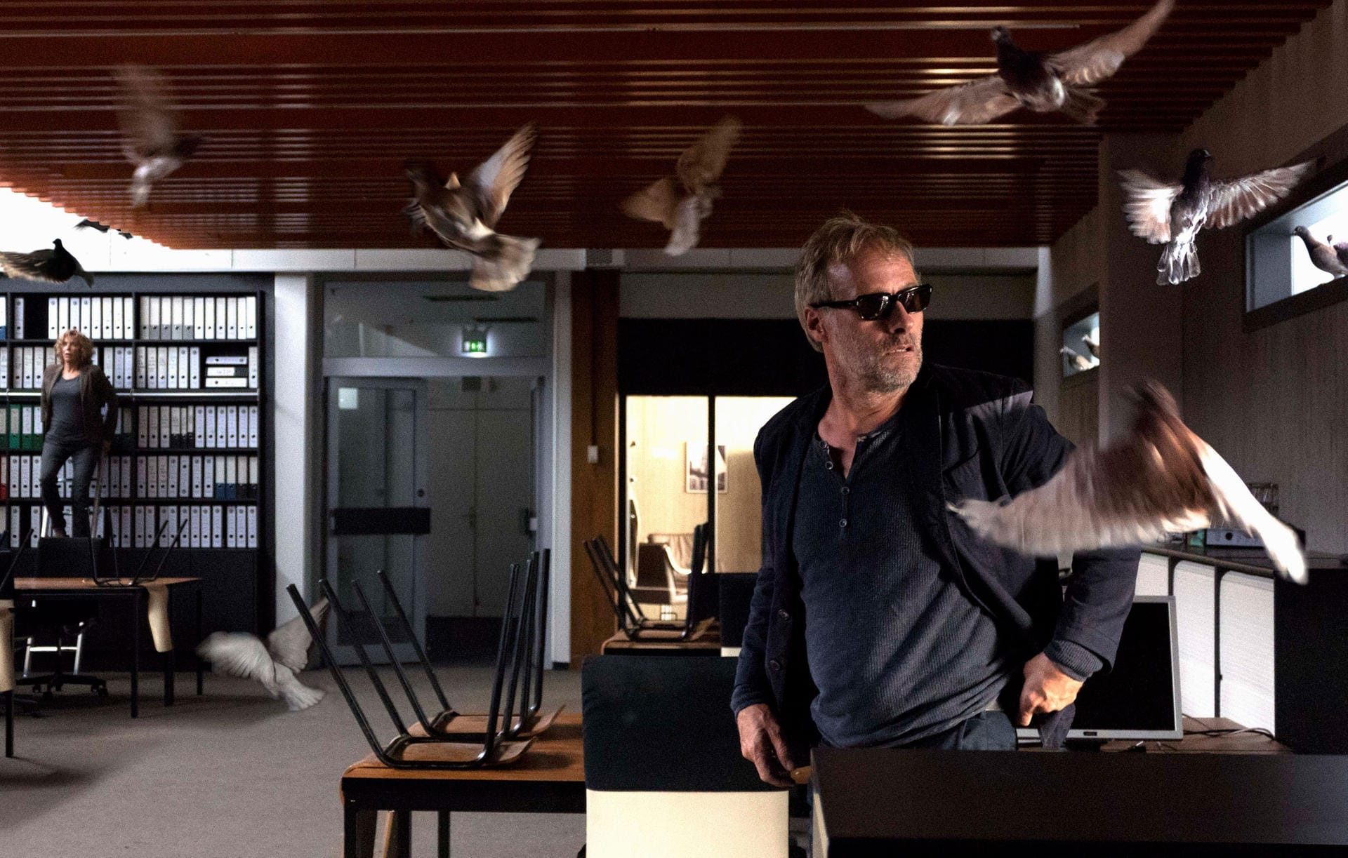 Nur eines von zahlreichen Filmzitaten: Kommissar Brix lässt im Präsidium ein paar Tauben fliegen ("Die Vögel").