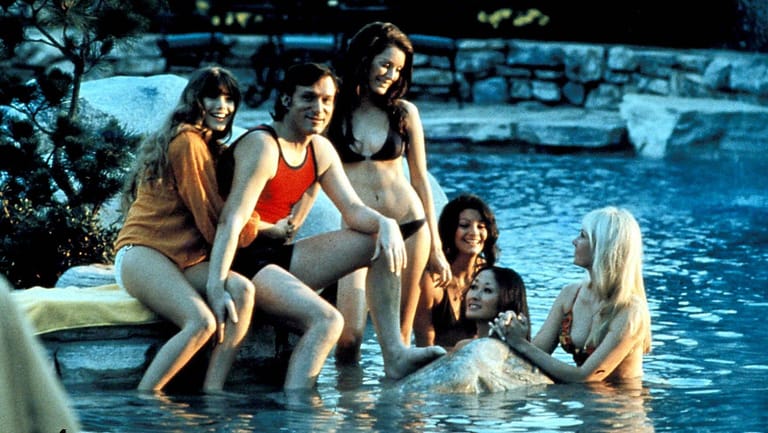 Ganz klar: Was schöne Frauen angeht, hat der "Playboy"-Gründer Hugh Hefner die legendärste Party-Historie vorzuweisen. Wer in sein Playboy-Mansion geladen wird, sagt bestimmt nicht ab.