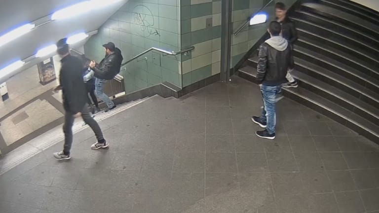 Dieses Foto stammt aus einem Video vom Übergriff des Mannes in einem Berliner U-Bahnhof.