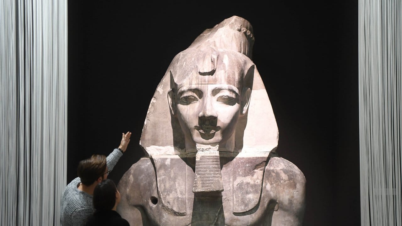 Ein knapp drei Meter hoher Gipsabguss einer monumentalen Büste Ramses II.