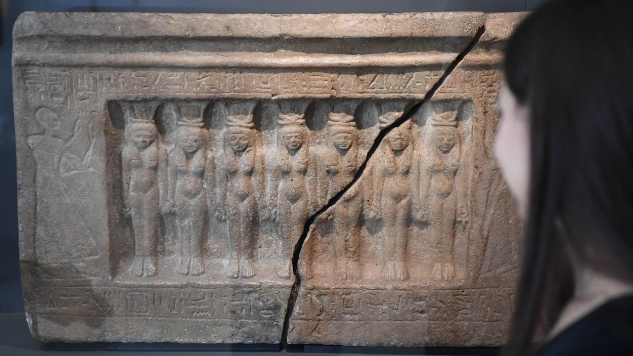 Die Tafel "Naos mit den Sieben Hathoren" stammt aus der Zeit 1200 vor Christus.