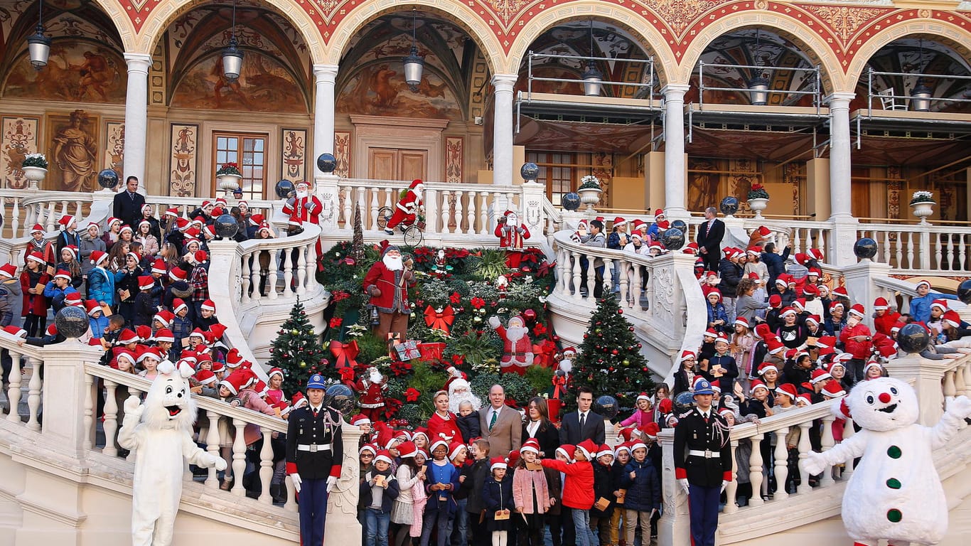 Weihnachtsstimmung vor dem Fürstenpalast in Monaco.