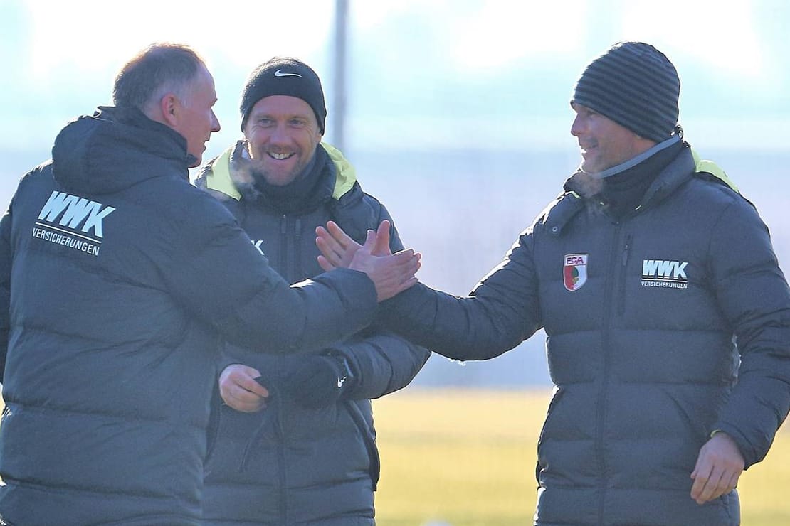 Einen Tag vor der Entlassung war bei Dirk Schuster (re.), dessen Assistent Frank Steinmetz und FCA-Manager Stefan Reuter (li.) scheinbar noch alles bester Ordnung.