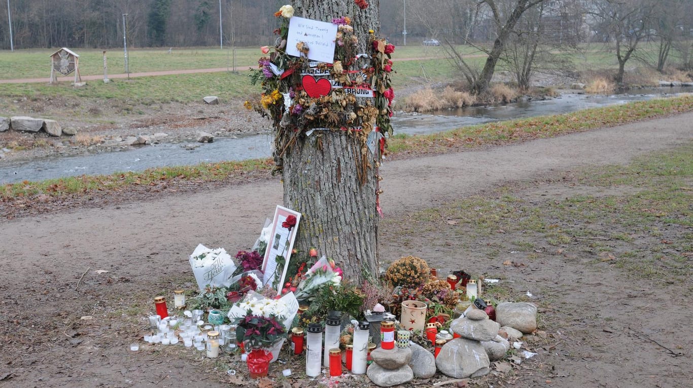 Kerzen, Briefe und Blumen in Gedenken an die in Freiburg getötete Studentin Maria L.