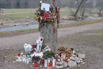 Kerzen, Briefe und Blumen in Gedenken an die in Freiburg getötete Studentin Maria L.