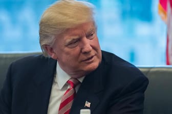 Der zukünftige US-Präsident Donald Trump bei einem Treffen mit Wirtschaftsbossen im Trump Tower in New York.