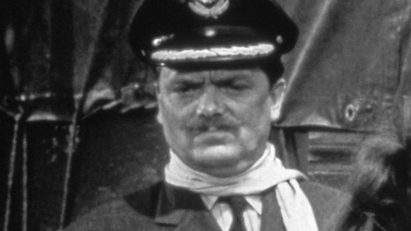 Bernard Fox in "Ein Käfig voller Helden".