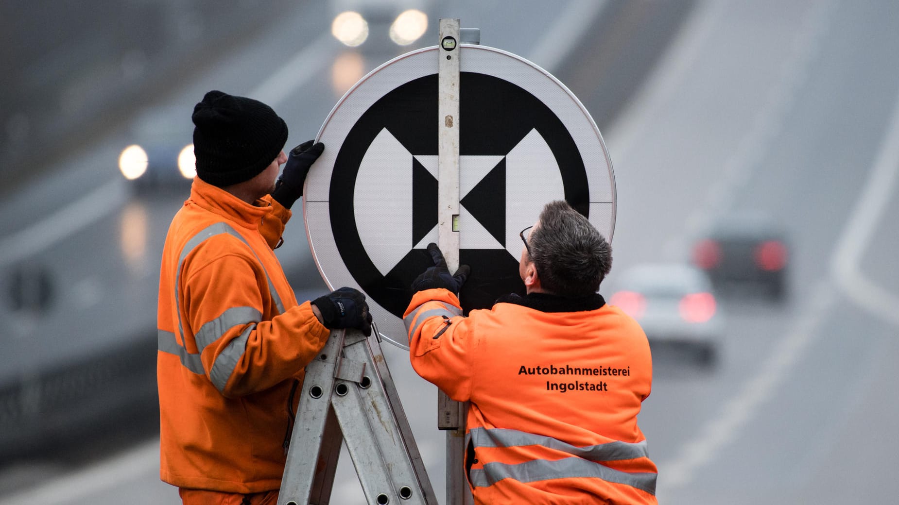 Verkehrsschilder für autonome Fahrzeuge werden an der A93 errichtet.