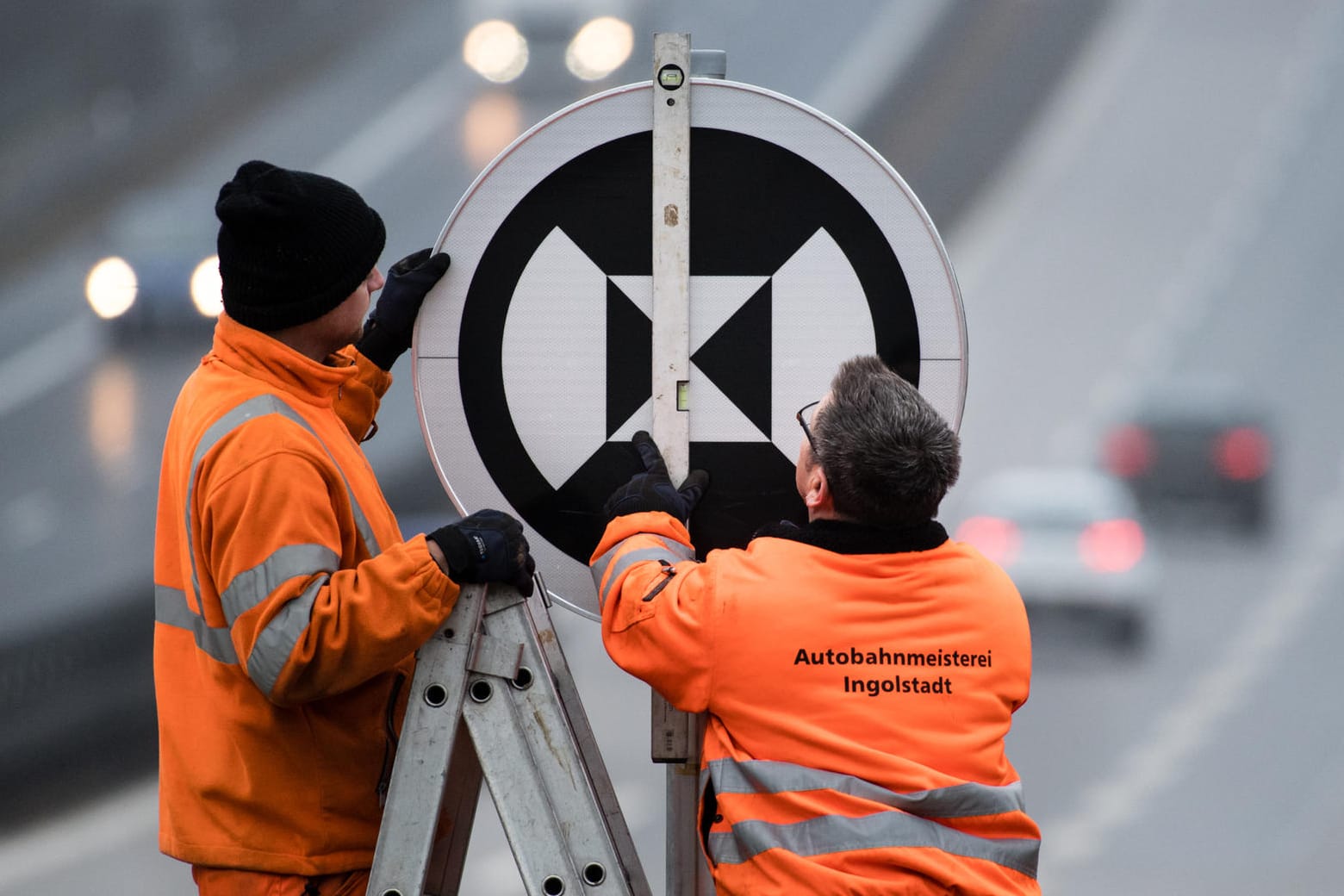 Verkehrsschilder für autonome Fahrzeuge werden an der A93 errichtet.