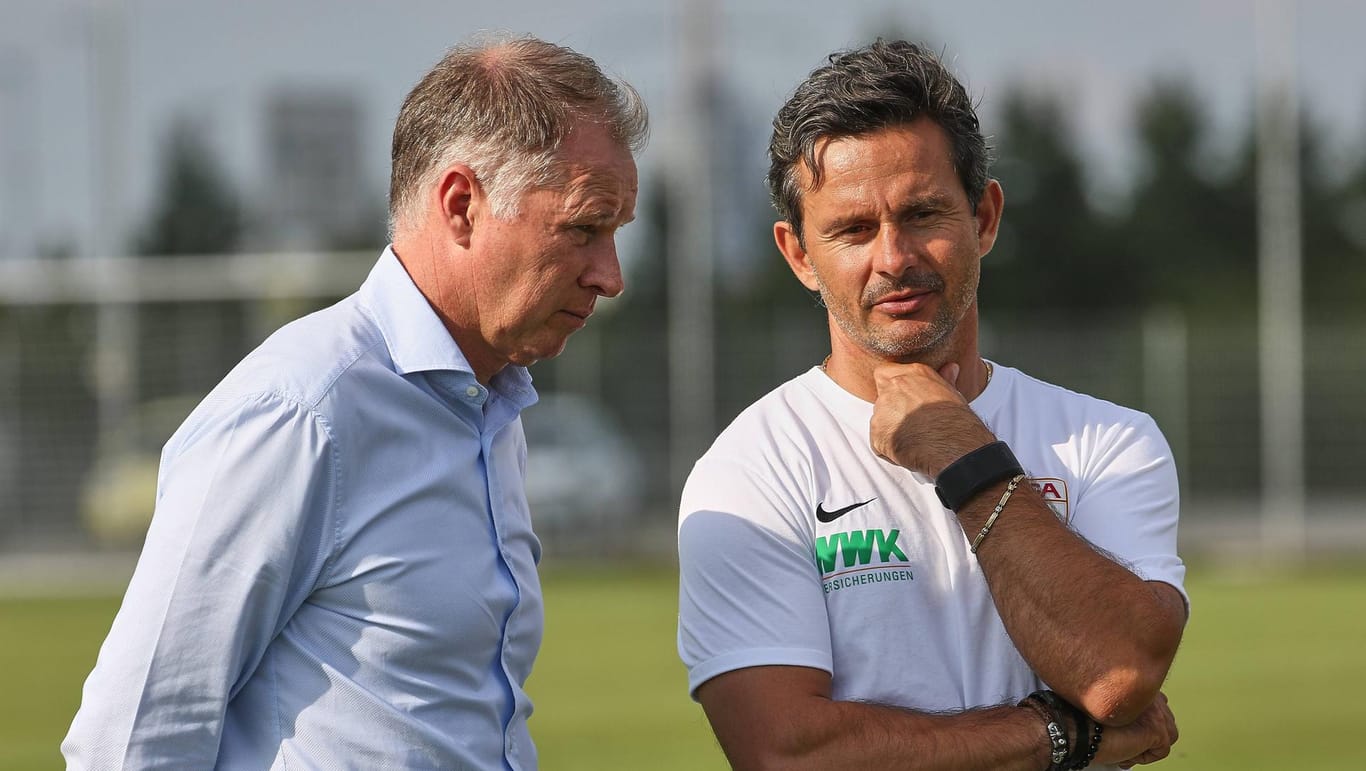 Ein Bild aus besseren Tagen: FCA-Sportchef Stefan Reuter (li.) und der mittlerweile entlassene Trainer Dirk Schuster.