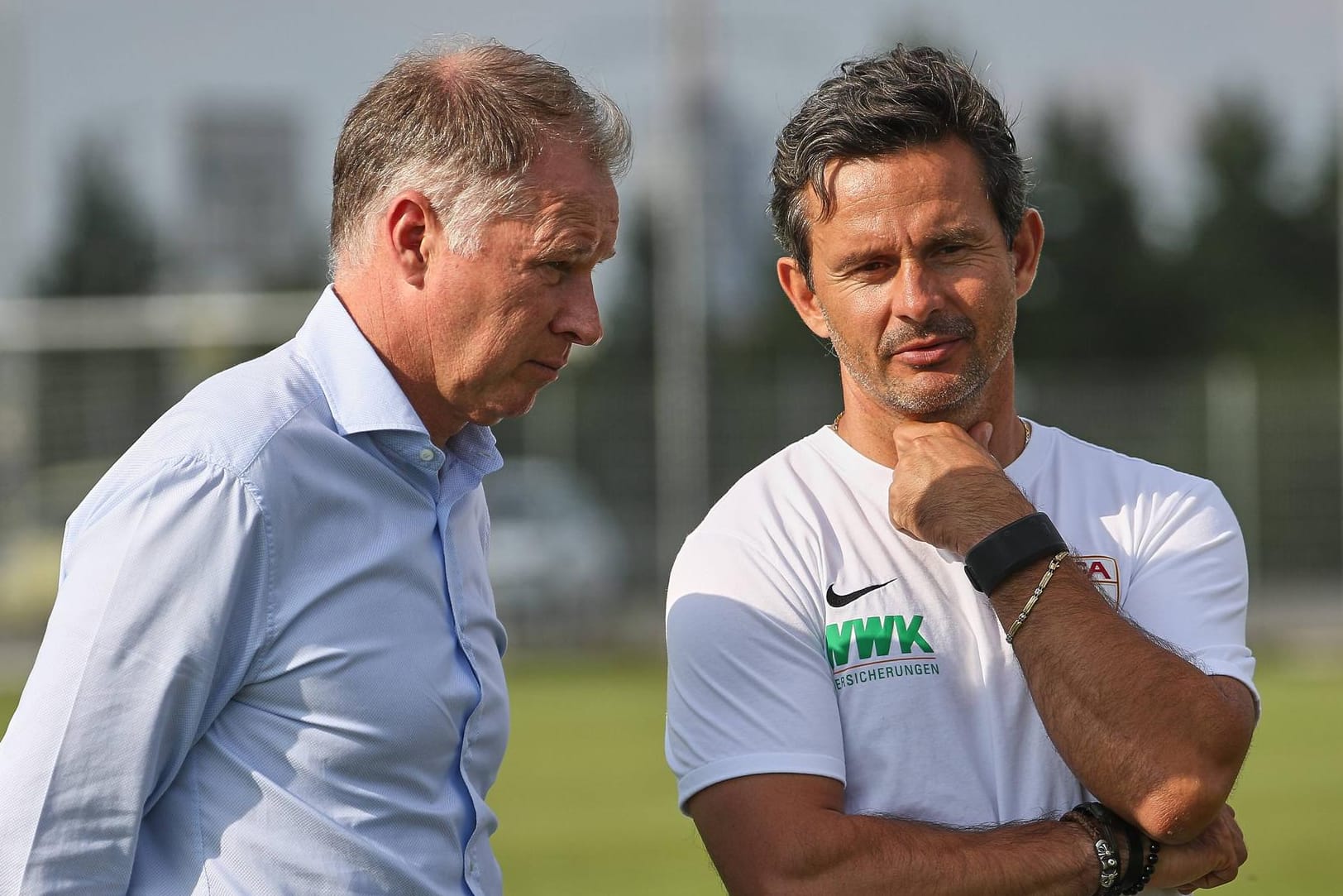 Ein Bild aus besseren Tagen: FCA-Sportchef Stefan Reuter (li.) und der mittlerweile entlassene Trainer Dirk Schuster.