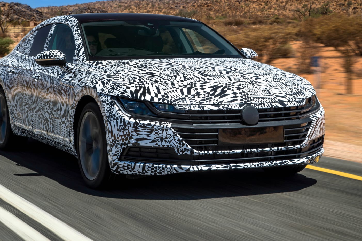 Neuer VW Arteon in Fahrt.