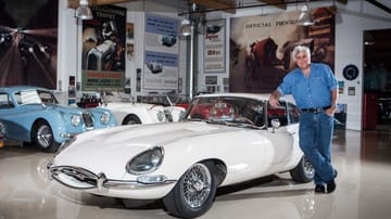 Mehr als 130 Autos soll Jay Leno besitzen. Mit anderen Promis fachsimpelt er gern in seiner Show "Jay Leno's Garage".