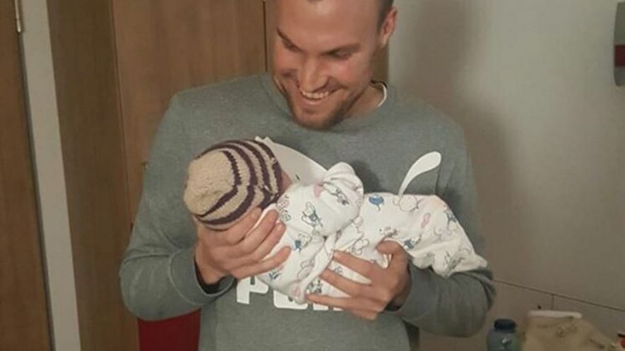 Der frisch gebackene Papa Kevin Großkreutz hält seine kleine Leonie im Arm. Der frisch gebackene Papa Kevin Großkreutz hält seine kleine Leonie im Arm.