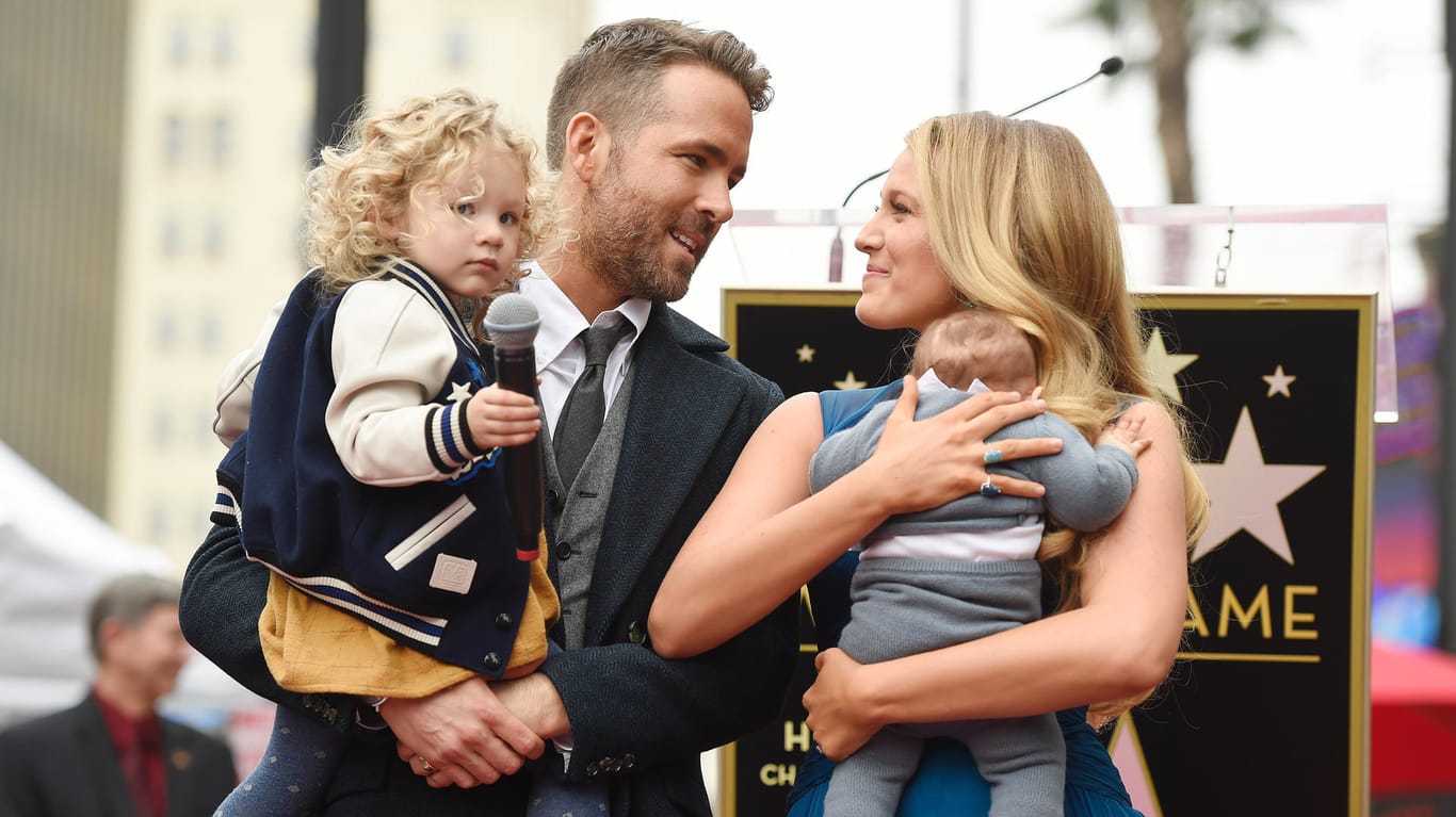 Ryan Reynolds präsentiert nicht nur seinen Stern, sondern einen seltenen Blick auf seine Töchter.