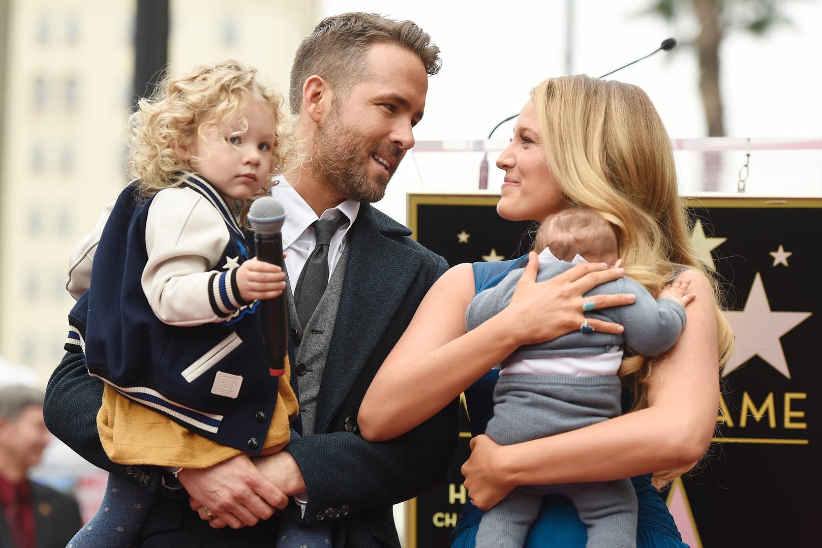 Ryan Reynolds präsentiert nicht nur seinen Stern, sondern einen seltenen Blick auf seine Töchter.