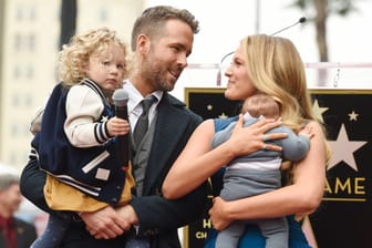 Ryan Reynolds präsentiert nicht nur seinen Stern, sondern einen seltenen Blick auf seine Töchter.
