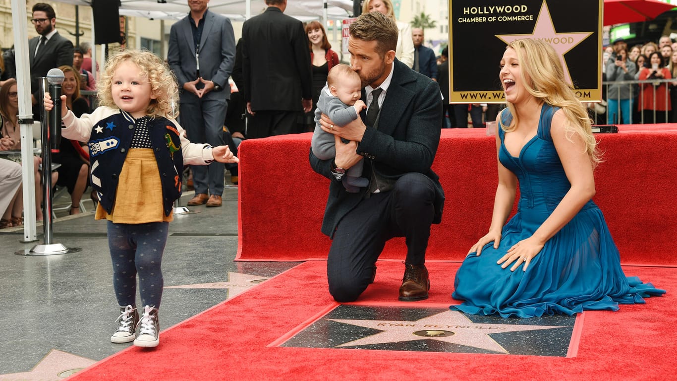 Ryan Reynolds präsentiert seinen Stern auf dem Walk of Fame mit seiner Frau Blake Lively, Tochter James udn dem Baby.