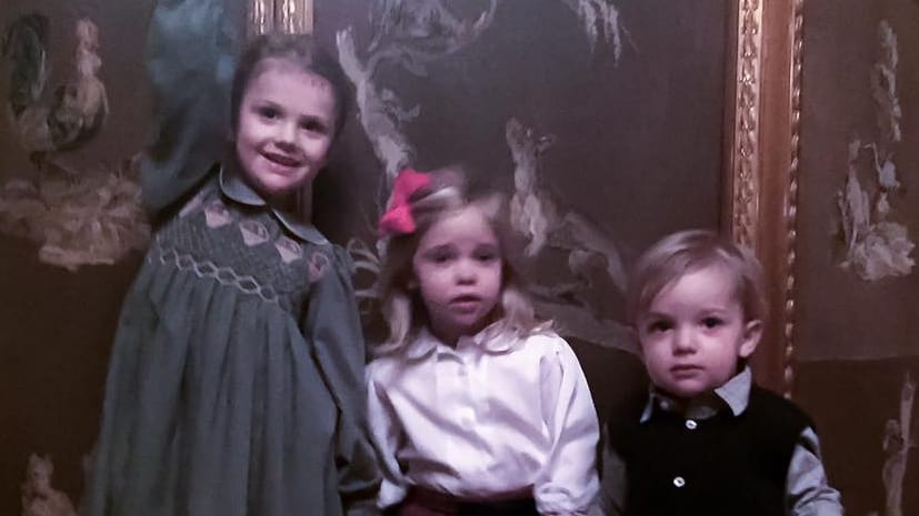 Estelle, Leonore und Nicolas (v.l.) nach einem Weihnachtsessen im Stockholmer Schloss.