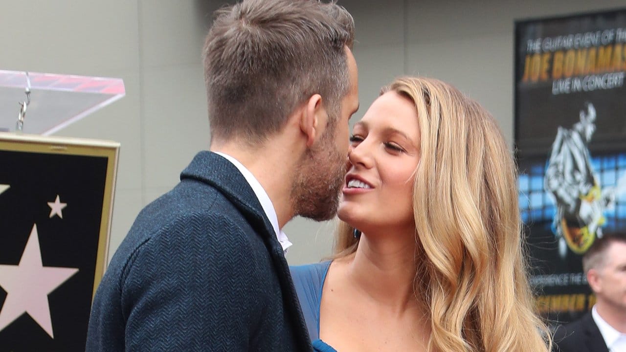 Ein Kuss auf dem Hollywood Walk of Fame: Ryan Reynolds und seine Frau Blake Lively.