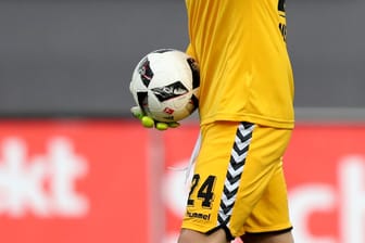 Balazs Megyeri, Torwart bei Greuther Fürth, gibt seinem Team Anweisungen.