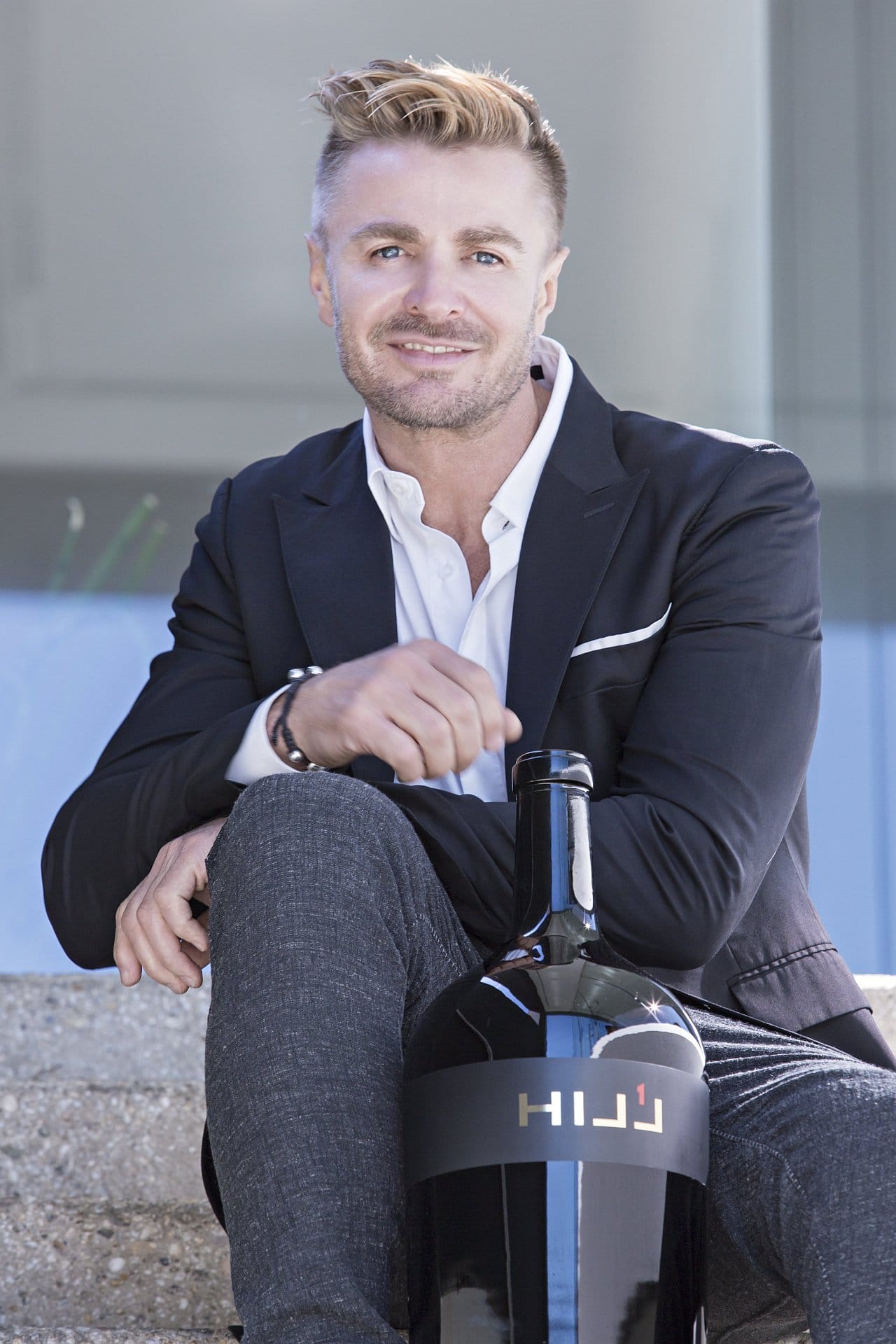 Der bekannte österreichische Winzer Leo Hillinger kooperiert mit Aldi und seiner österreichischen Tochterkette Hofer. Für den Discounter lässt er einen Grünen Veltliner und eine Rotwein-Cuvée von Vertragsbetrieben in Österreich produzieren.