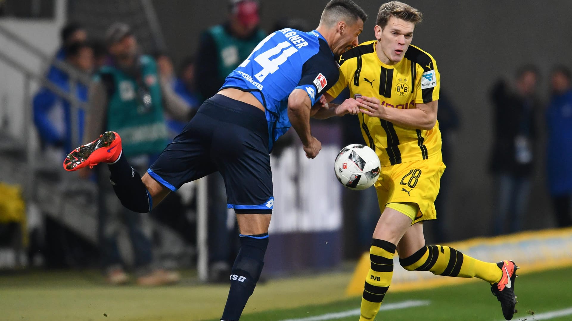 Hoffenheims Sandro Wagner (li.) und Matthias Ginter im Zweikampf