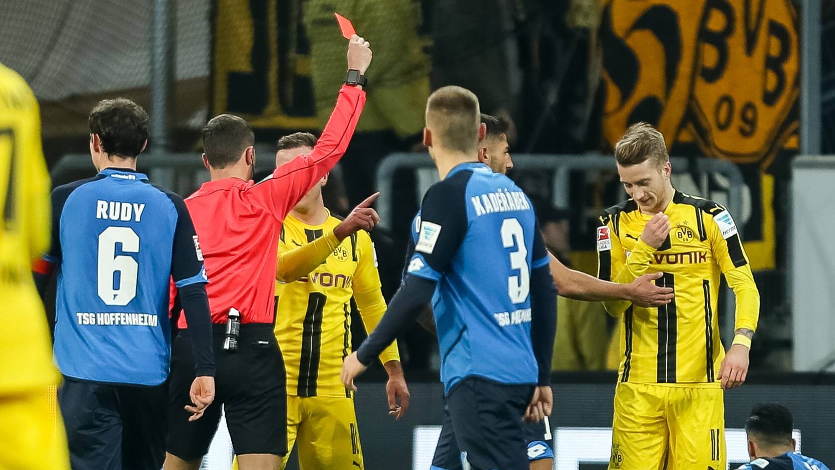 Marco Reus (re.) muss vom Platz.