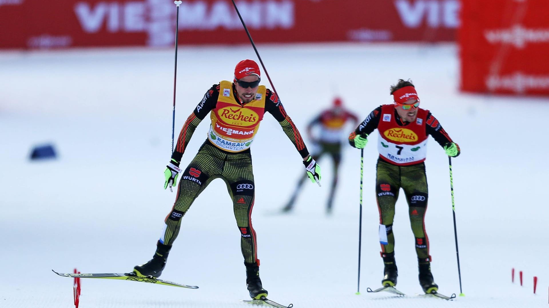 Johannes Rydzek (vorne, Gelbes Trikot) und Fabian Rießle (hinten) lieferten sich ein umkämpftes Duell auf der Schlussrunde.