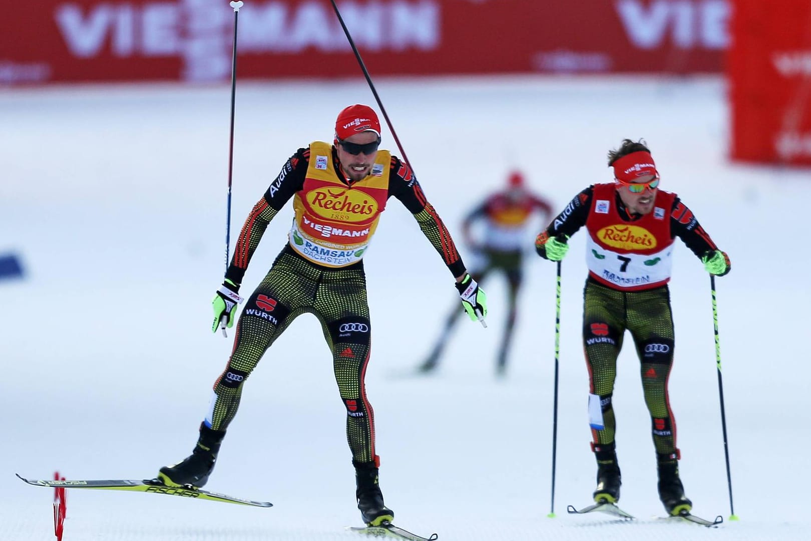 Johannes Rydzek (vorne, Gelbes Trikot) und Fabian Rießle (hinten) lieferten sich ein umkämpftes Duell auf der Schlussrunde.