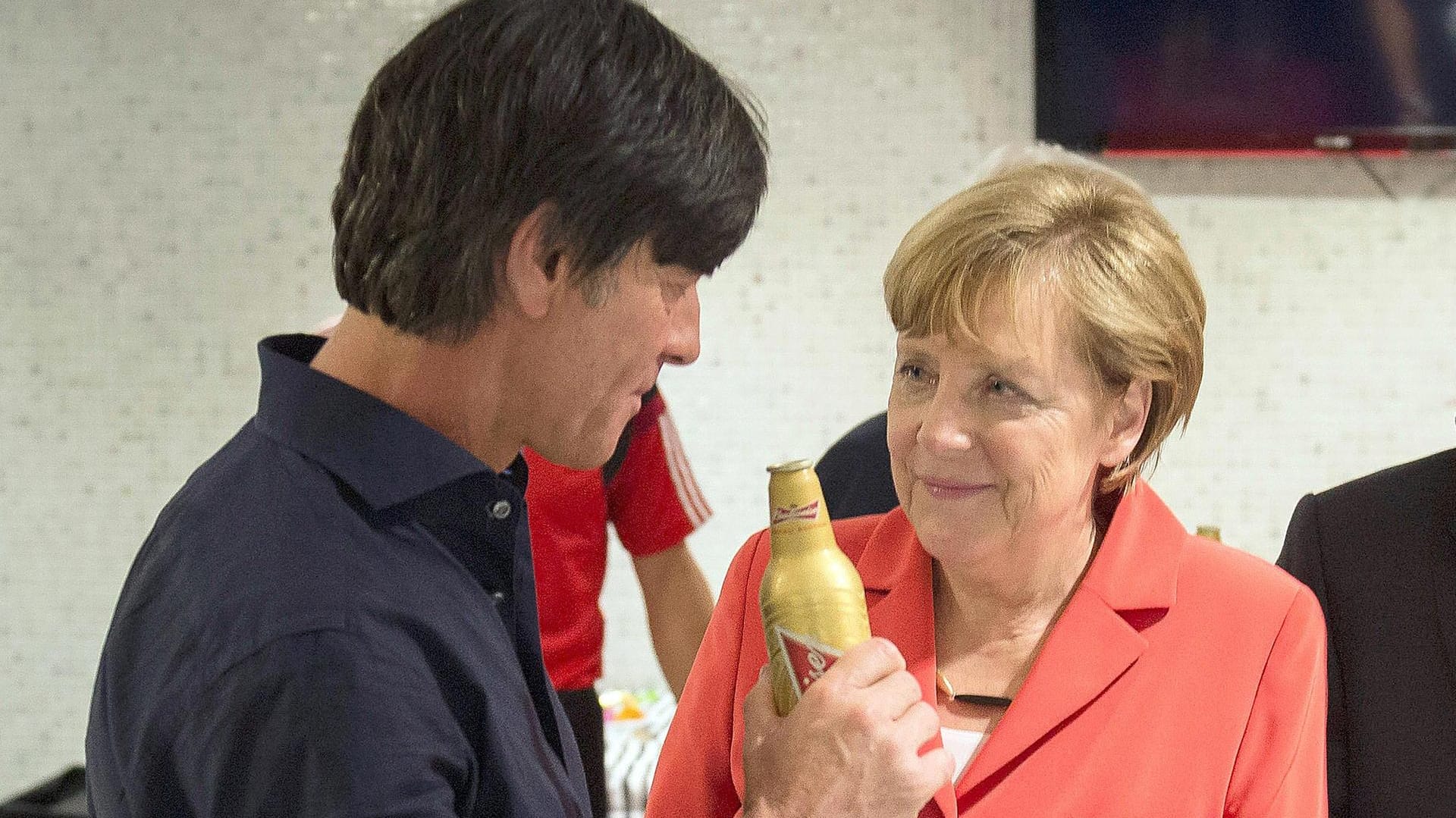 Bundestrainer Joachim Löw und Kanzlerin Angela Merkel kommen häufiger zu gemeinsamen Abendessen zusammen.