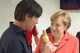 Bundestrainer Joachim Löw und Kanzlerin Angela Merkel kommen häufiger zu gemeinsamen Abendessen zusammen.