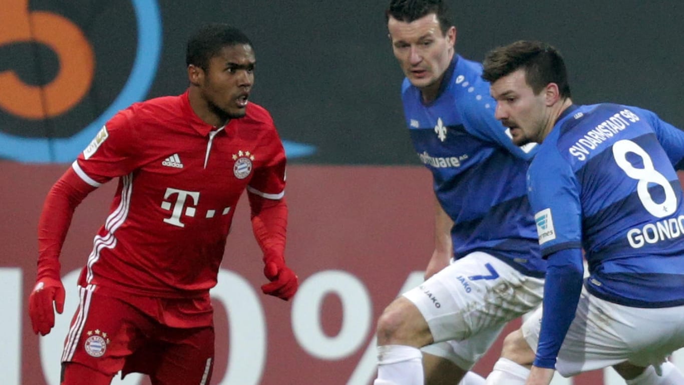 Bayern-Star Costa (li,) entscheidet das Spiel gegen den SV Darmstadt 98 mit seinem Weitschuss-Hammer unter die Latte.