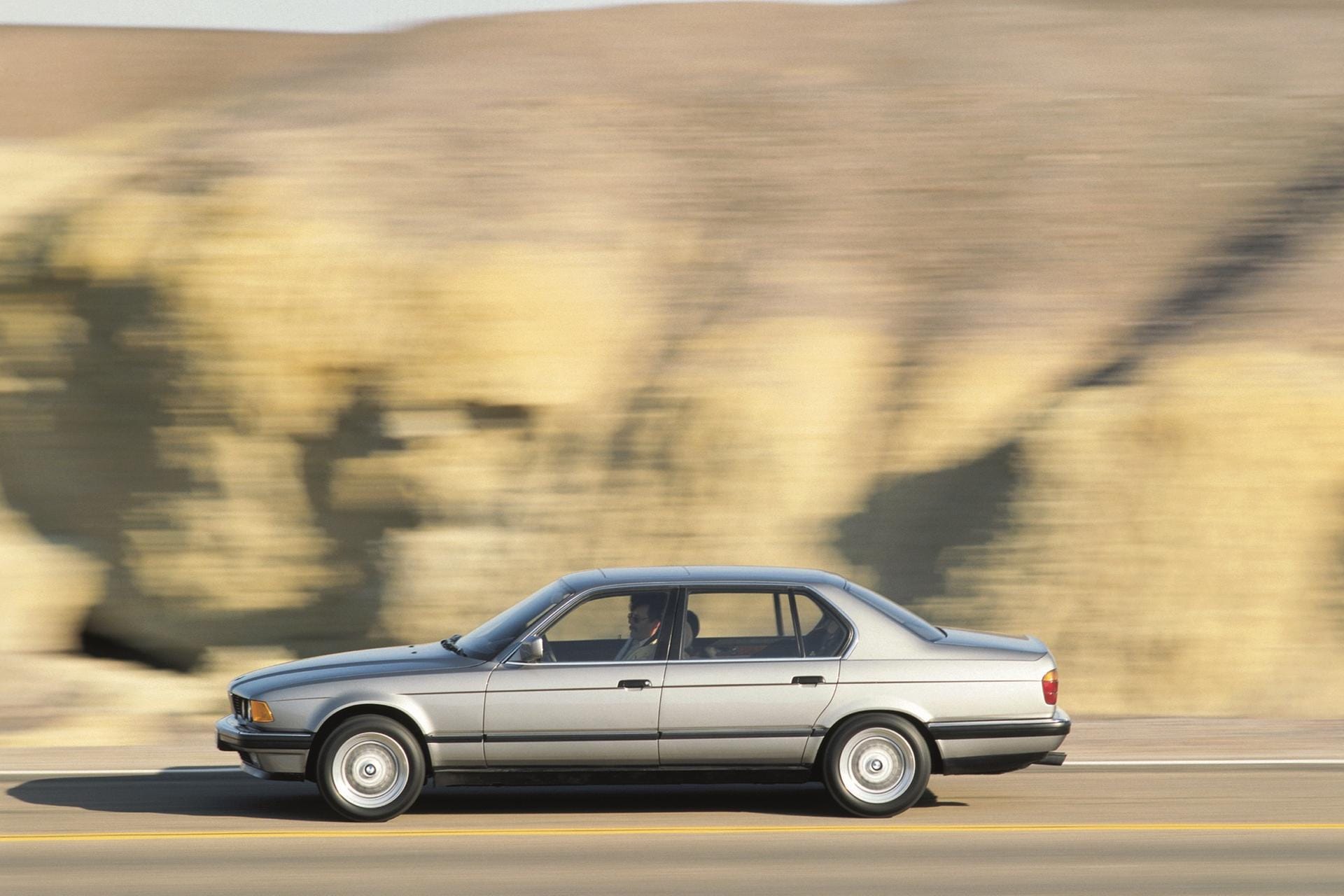 BMW 750i: In der Oberklasse-Limousine bot BMW ab Sommer 1987 den ersten Zwölfzylindermotor der Nachkriegszeit an.