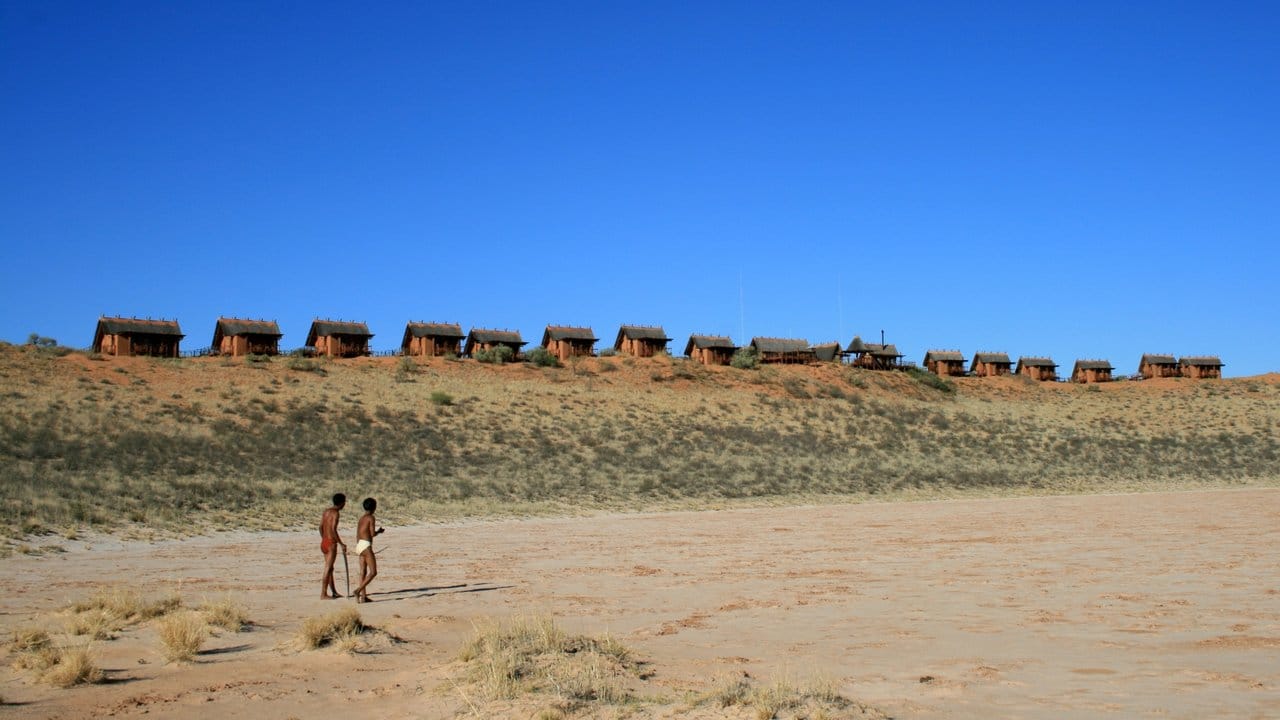 Hütten im Nirgendwo: Fast surreal liegt die "!Xaus"-Lodge da - am Rande des Kgalagadi-Transfrontier-Nationalparks und der Kalahari.