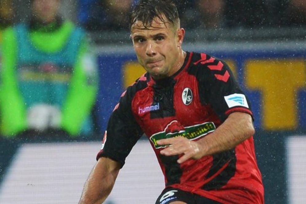 Der Albaner Amir Abrashi hat seinen Vertrag beim SC Freiburg verlängert.