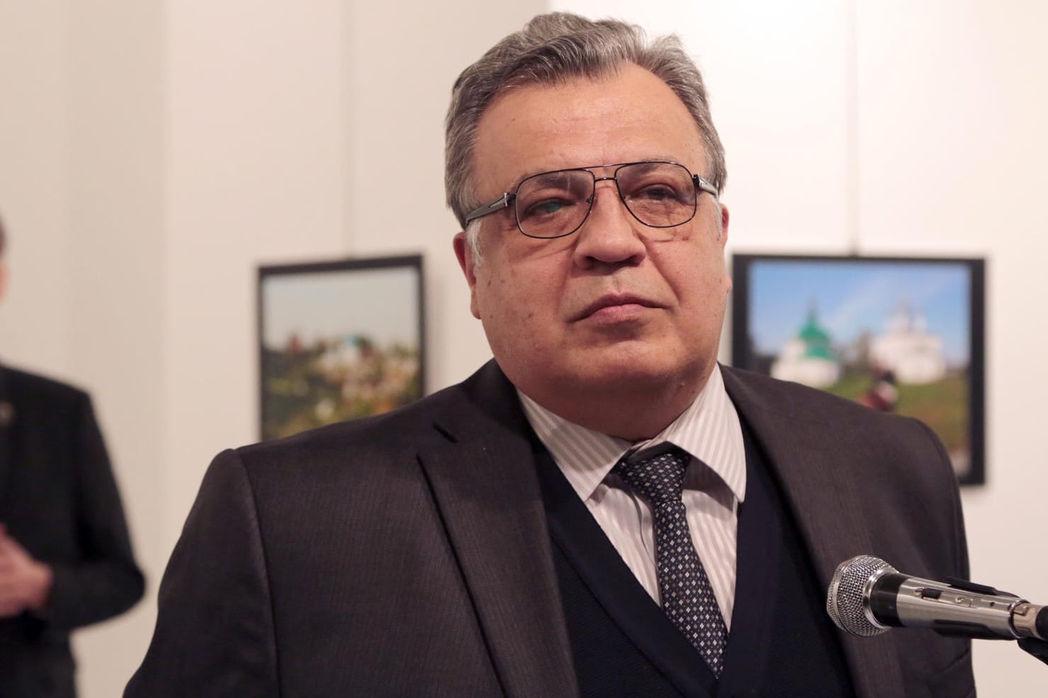 Russlands Botschafter in der Türkei, Andrej Karlow, bei seiner Ansprache in Ankara. Im Hintergrund links der spätere Attentäter.